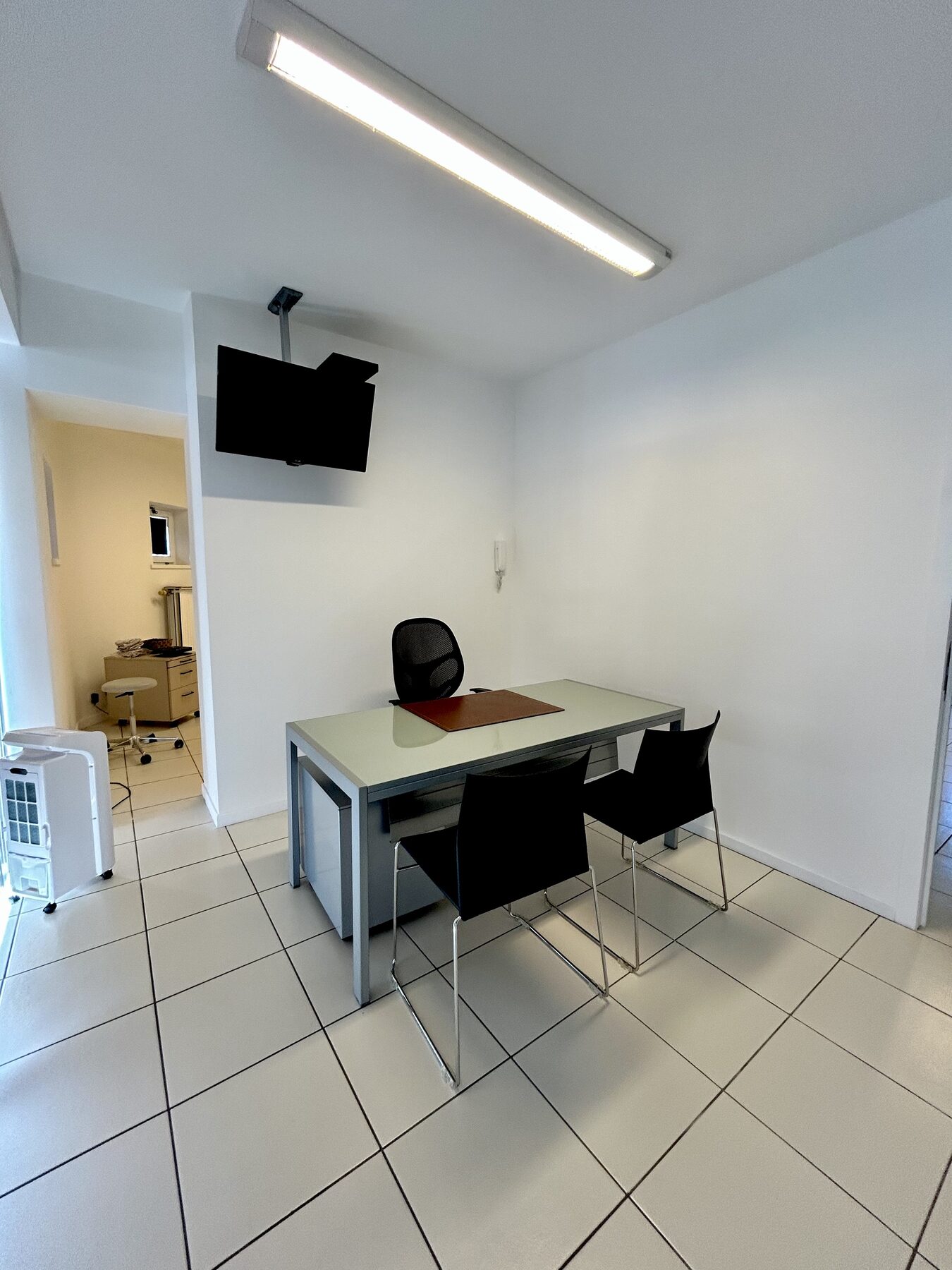 Salle de consultation avec bureau au 575 à Uccle